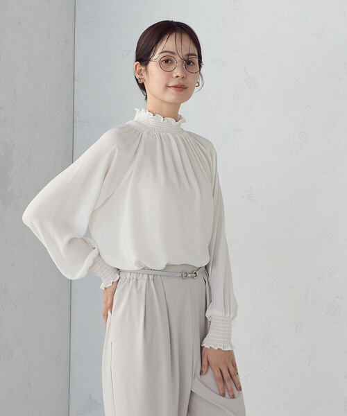 COMME CA ISM(コムサイズム)の「シャーリングブラウス(シャツ/ブラウス・レディース・ホワイト×ブラック/ネイビー/アイボリー/ブラック×ホワイト・LARGE/MEDIUM)」の11枚目の写真