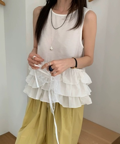 gossip!ロサンゼルス(ゴシップロサンゼルス)の「レイヤーフリル 前後2wayノースリーブトップス(シャツ/ブラウス・レディース・ホワイト/ブラック・FREE)」の3枚目の写真
