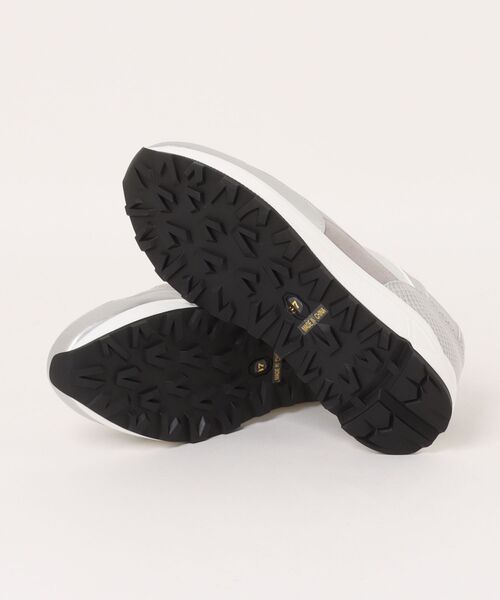 Q(キュー)の「パイソンミックススニーカー(スニーカー・レディース・シルバー/アイボリー・24.5/23.5)」の6枚目の写真