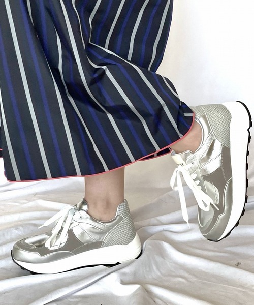 Q(キュー)の「パイソンミックススニーカー(スニーカー・レディース・シルバー/アイボリー・24.5/23.5)」の2枚目の写真