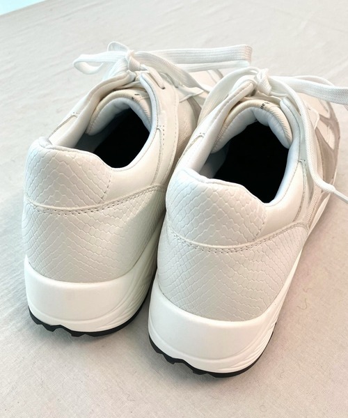 Q(キュー)の「パイソンミックススニーカー(スニーカー・レディース・シルバー/アイボリー・24.5/23.5)」の13枚目の写真