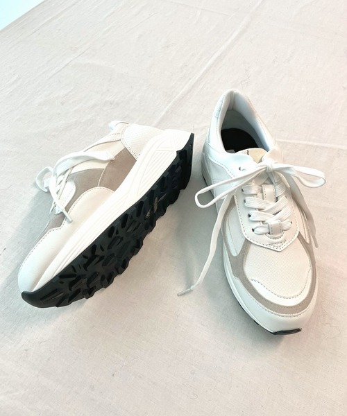 Q(キュー)の「パイソンミックススニーカー(スニーカー・レディース・シルバー/アイボリー・24.5/23.5)」の9枚目の写真