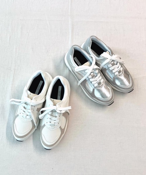Q(キュー)の「パイソンミックススニーカー(スニーカー・レディース・シルバー/アイボリー・24.5/23.5)」の7枚目の写真