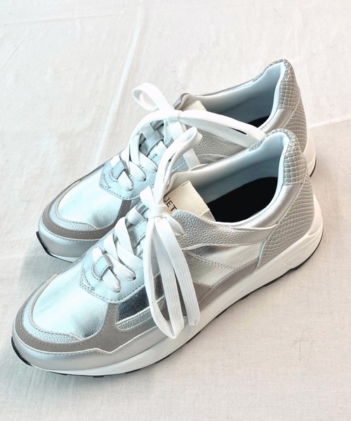 Q（キュー）の「パイソンミックススニーカー（スニーカー・レディース・シルバー/アイボリー・24.5/23.5）」の3枚目の写真