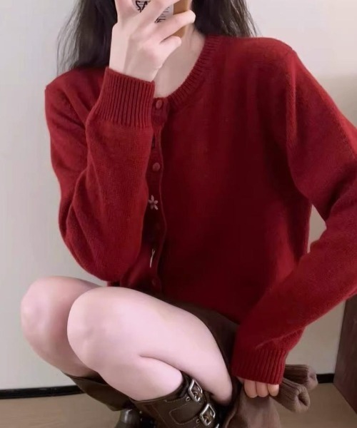 maison de LATIR(メゾンドラティール)の「一枚で存在感。アクセントボタンが効く春は必須なカーディガン(カーディガン/ボレロ・レディース・レッド/グレー・FREE)」の15枚目の写真