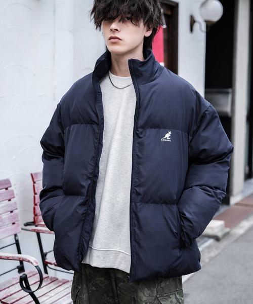 KANGOL(カンゴール)の「KANGOL カンゴール 別注コラボ オーバーサイズワンポイントロゴ刺繍ファイバーダウン中綿ジャケット(ダウンジャケット/コート・メンズ・チャコール/ネイビー/オフホワイト/ブラック・XL/M/L)」の4枚目の写真