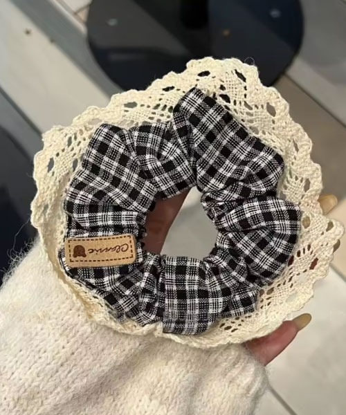 TONE SELECT GOODS(トーンセレクトグッズ)の「【urge select】チェック柄 パイピングレースデザイン シュシュ(シュシュ・レディース・ブラック系・FREE)」の1枚目の写真