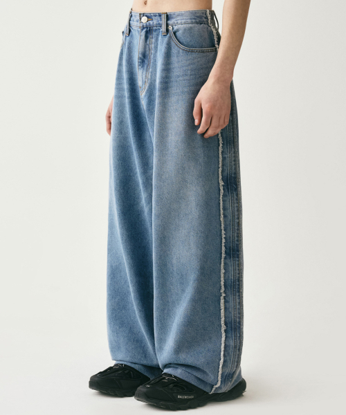 AVANDRESS(アバンドレス )の「Side Tessle Denim Pants BLACK(デニムパンツ・レディース・ブラック・SMALL/MEDIUM/LARGE/X-SMALL/XX-SMALL)」の3枚目の写真