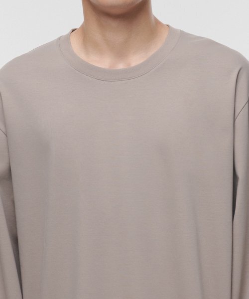 MUSINSA STANDARD（ムシンサスタンダード）の「シルケットリラックスドクルーネック長袖Tシャツ[ライトベージュ]（Tシャツ/カットソー・メンズ・その他・SMALL/MEDIUM/LARGE/X-LARGE/XX-LARGE/XXX-LARGE）」の3枚目の写真