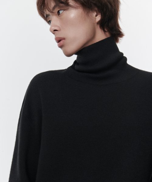 MUSINSA STANDARD（ムシンサスタンダード）の「ミニマルタートルネックニット[ブラック]（ニット/セーター・メンズ・その他・SMALL/MEDIUM/LARGE/X-LARGE/XX-LARGE）」の2枚目の写真