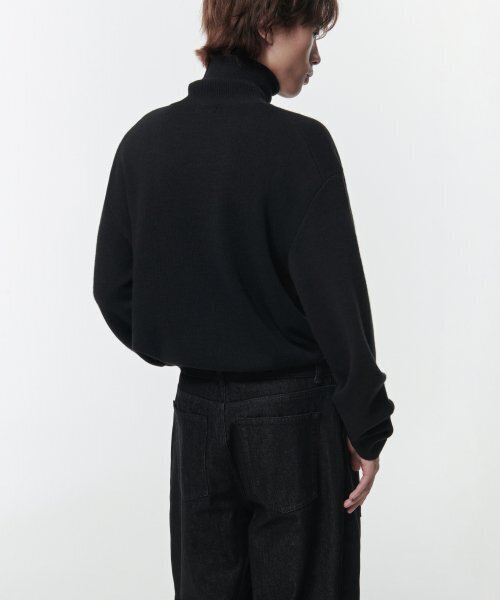 MUSINSA STANDARD（ムシンサスタンダード）の「ミニマルタートルネックニット[ブラック]（ニット/セーター・メンズ・その他・SMALL/MEDIUM/LARGE/X-LARGE/XX-LARGE）」の4枚目の写真