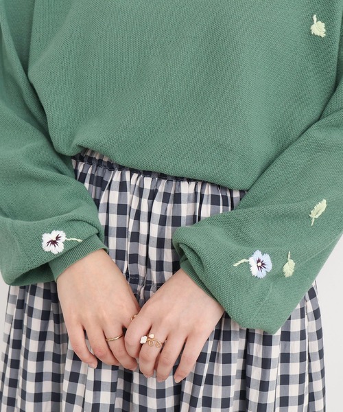 l'atelier du savon（アトリエドサボン）の「パンジーのお花　ハンド刺繍　襟付きニット（ニット/セーター・レディース・グレー/グリーン/イエロー・FREE）」の10枚目の写真