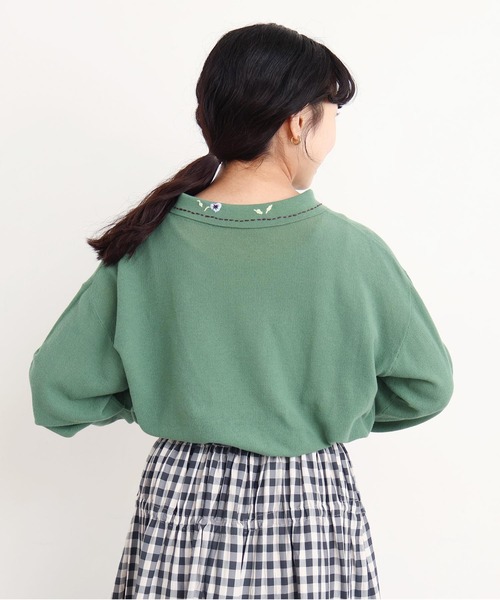 l'atelier du savon（アトリエドサボン）の「パンジーのお花　ハンド刺繍　襟付きニット（ニット/セーター・レディース・グレー/グリーン/イエロー・FREE）」の13枚目の写真