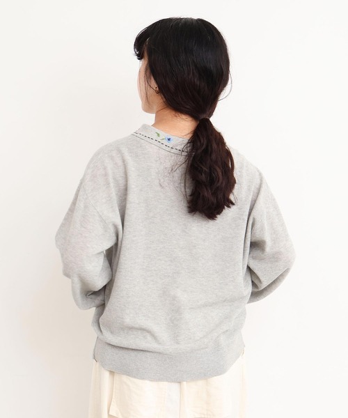 l'atelier du savon（アトリエドサボン）の「パンジーのお花　ハンド刺繍　襟付きニット（ニット/セーター・レディース・グレー/グリーン/イエロー・FREE）」の7枚目の写真
