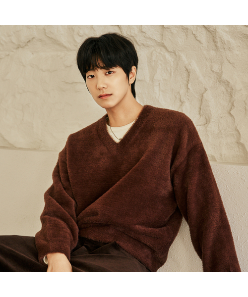 HYOJI(ヒョージ)の「FWオーバーサイズヘビーアンゴラセミクロップVネックニット(7カラー)(ニット/セーター・メンズ・クリーム/ブラック/カーキ/ブラウン/レッド/チャコール/ネイビー・FREE)」の4枚目の写真