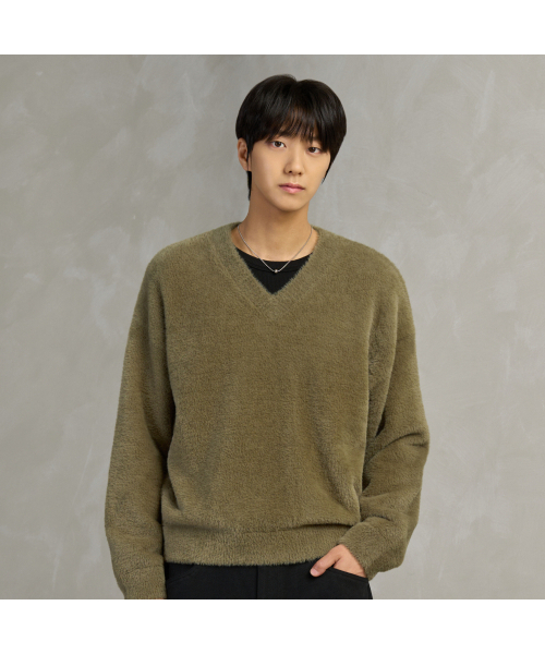 HYOJI(ヒョージ)の「FWオーバーサイズヘビーアンゴラセミクロップVネックニット(7カラー)(ニット/セーター・メンズ・クリーム/ブラック/カーキ/ブラウン/レッド/チャコール/ネイビー・FREE)」の8枚目の写真