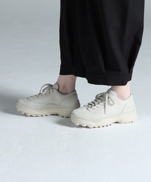 Y-3(ワイスリー)の「Y-3 GSG9 LO(スニーカー・メンズ・ホワイト系その他・28.5cm/27.5cm/26.5cm/25.5cm/28.0cm/27.0cm/26.0cm/23.5cm/24.5cm/22.5cm/29.5cm/24.0cm)」の2枚目の写真