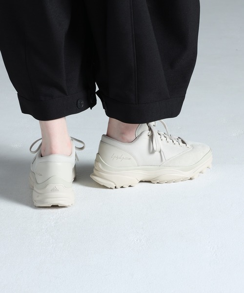 Y-3(ワイスリー)の「Y-3 GSG9 LO(スニーカー・メンズ・ホワイト系その他・28.5cm/27.5cm/26.5cm/25.5cm/28.0cm/27.0cm/26.0cm/23.5cm/24.5cm/22.5cm/29.5cm/24.0cm)」の3枚目の写真