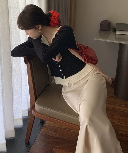 NANEA(ナネア)の「クロップド丈 レイヤード風配色ニットカーディガン(ニット/セーター・レディース・レッド/チャコールグレー/ブラック/グレイッシュベージュ・フリー)」の20枚目の写真