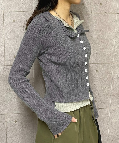 NANEA(ナネア)の「クロップド丈 レイヤード風配色ニットカーディガン(ニット/セーター・レディース・レッド/チャコールグレー/ブラック/グレイッシュベージュ・フリー)」の6枚目の写真