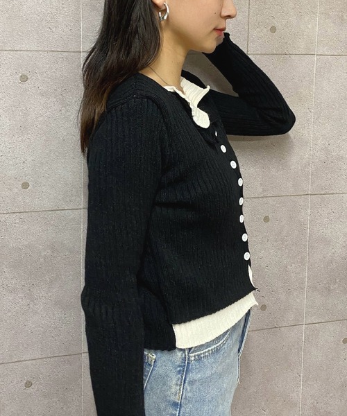 NANEA(ナネア)の「クロップド丈 レイヤード風配色ニットカーディガン(ニット/セーター・レディース・レッド/チャコールグレー/ブラック/グレイッシュベージュ・フリー)」の11枚目の写真