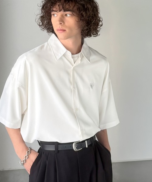 Java（ジャバ）の「《JaVaジャバコラボ》【接触冷感＆速乾機能付き】 暑い夏を快適に過ごせる！触れた瞬間ひんやり心地よい。とろみドレープオーバーサイズシャツ（シャツ/ブラウス・メンズ・グレイッシュブルー/チャコールグレー/オフホワイト/ブラック・LARGE/MEDIUM/SMALL）」の19枚目の写真