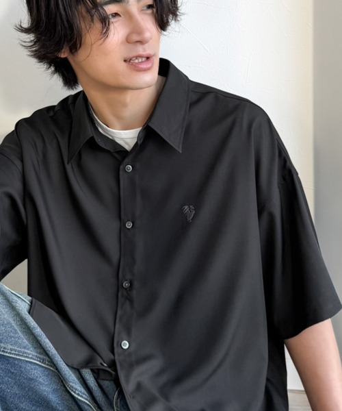 Java（ジャバ）の「《JaVaジャバコラボ》【接触冷感＆速乾機能付き】 暑い夏を快適に過ごせる！触れた瞬間ひんやり心地よい。とろみドレープオーバーサイズシャツ（シャツ/ブラウス・メンズ・グレイッシュブルー/チャコールグレー/オフホワイト/ブラック・LARGE/MEDIUM/SMALL）」の6枚目の写真