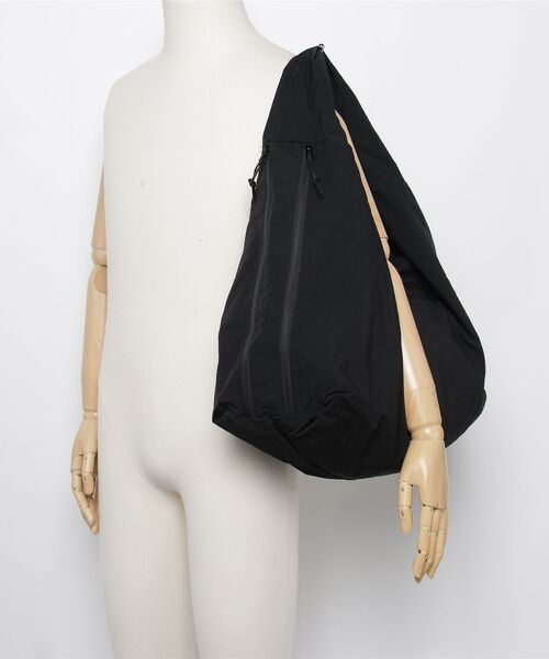 Shelly island（シェリーアイランド）の「【A4サイズ収納可/軽量】サイドダブルファスナーバッグ（ショルダーバッグ・レディース・モカ/ブラック・FREE）」の12枚目の写真