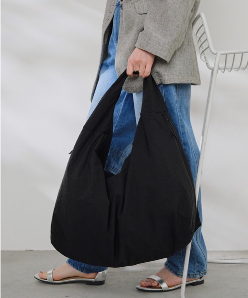 Shelly island（シェリーアイランド）の「【A4サイズ収納可/軽量】サイドダブルファスナーバッグ（ショルダーバッグ・レディース・モカ/ブラック・FREE）」の2枚目の写真