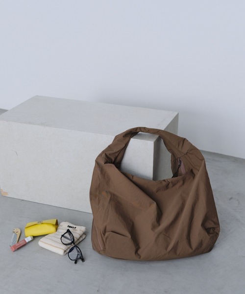 Shelly island（シェリーアイランド）の「【A4サイズ収納可/軽量】サイドダブルファスナーバッグ（ショルダーバッグ・レディース・モカ/ブラック・FREE）」の7枚目の写真