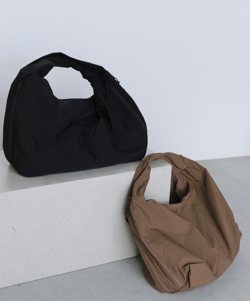 Shelly island（シェリーアイランド）の「【A4サイズ収納可/軽量】サイドダブルファスナーバッグ（ショルダーバッグ・レディース・モカ/ブラック・FREE）」の3枚目の写真