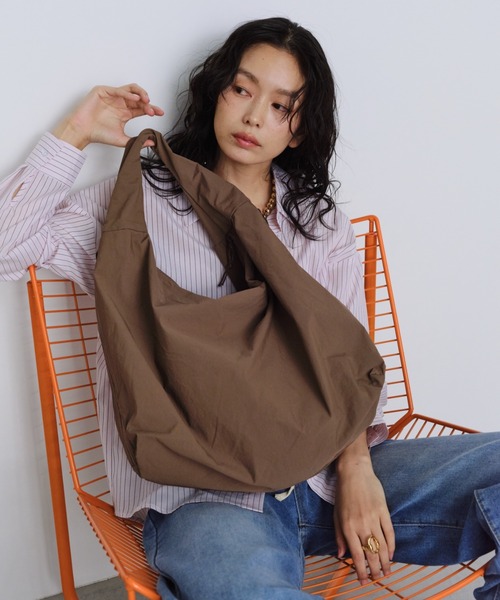 Shelly island（シェリーアイランド）の「【A4サイズ収納可/軽量】サイドダブルファスナーバッグ（ショルダーバッグ・レディース・モカ/ブラック・FREE）」の5枚目の写真