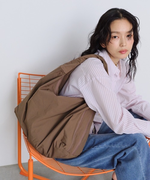 Shelly island（シェリーアイランド）の「【A4サイズ収納可/軽量】サイドダブルファスナーバッグ（ショルダーバッグ・レディース・モカ/ブラック・FREE）」の6枚目の写真