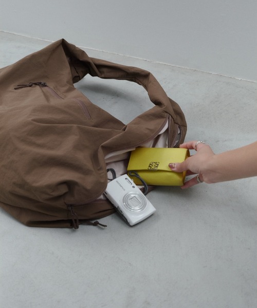 Shelly island（シェリーアイランド）の「【A4サイズ収納可/軽量】サイドダブルファスナーバッグ（ショルダーバッグ・レディース・モカ/ブラック・FREE）」の8枚目の写真