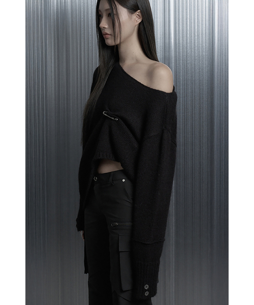 ETRE AU SOMMET（エトレオソメ）の「Pin Up One-Shoulder Knit Top (Black)（ニット/セーター・レディース・その他・FREE）」の2枚目の写真