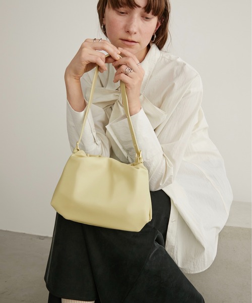 LOSCa(ロスカ)の「ギャザーミニパフハンドバッグ(ハンドバッグ・レディース・ブラック/ベージュ/ライトグリーン・FREE)」の5枚目の写真