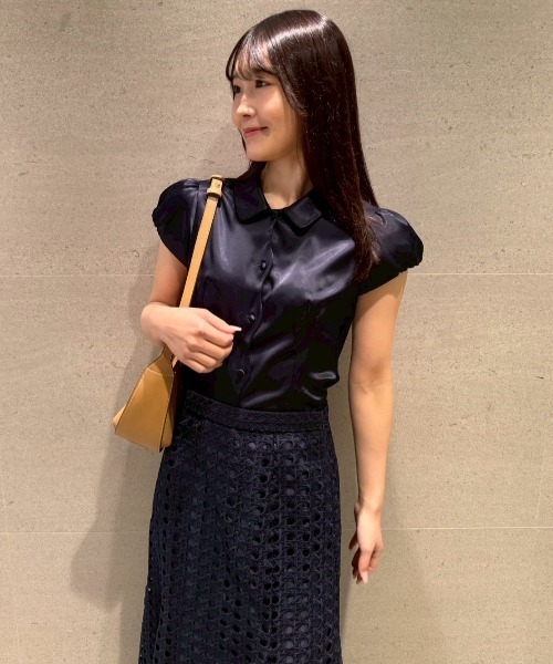 CELFORD（セルフォード）の「【洗える】】フロントスカラサテンブラウス（シャツ/ブラウス・レディース・アイボリー/ネイビー・36/38）」の2枚目の写真