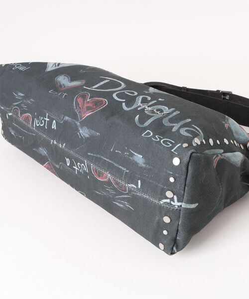 Desigual（デシグアル）の「グラフィティプリント デニム風大型ショルダーバッグ ストリート×グランジ【2026年春夏 新作】（ショルダーバッグ・レディース・マルチ・FREE）」の7枚目の写真