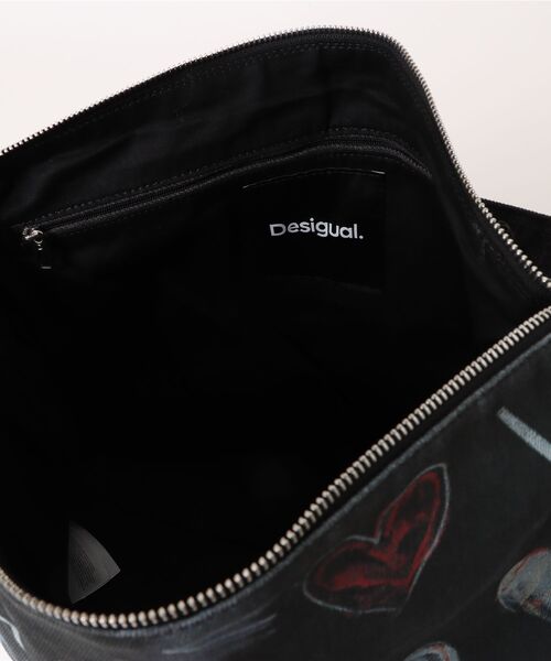 Desigual（デシグアル）の「グラフィティプリント デニム風大型ショルダーバッグ ストリート×グランジ【2026年春夏 新作】（ショルダーバッグ・レディース・マルチ・FREE）」の8枚目の写真