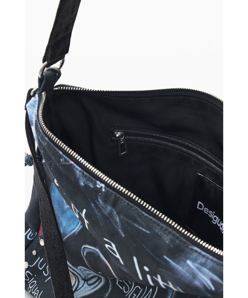 Desigual（デシグアル）の「グラフィティプリント デニム風大型ショルダーバッグ ストリート×グランジ【2026年春夏 新作】（ショルダーバッグ・レディース・マルチ・FREE）」の4枚目の写真