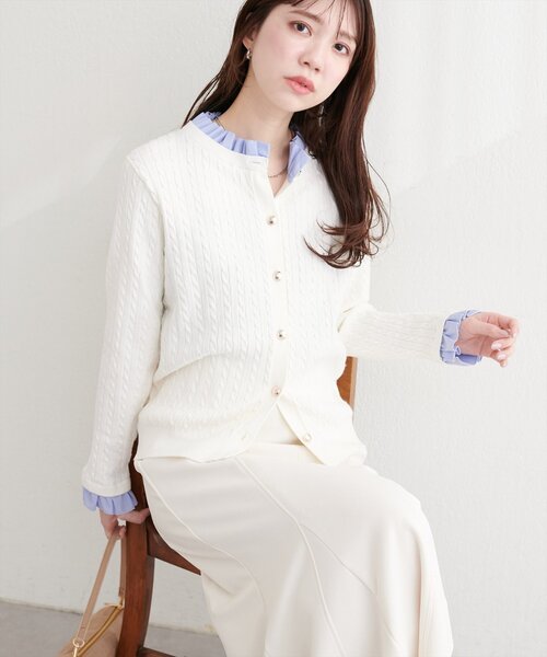 natural couture（ナチュラルクチュール）の「フリルレイヤード風ケーブルカーディガン（カーディガン/ボレロ・レディース・ネイビー/イエロー/グレー/オフホワイト・FREE）」の2枚目の写真