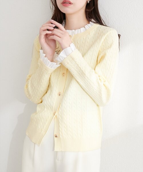 natural couture（ナチュラルクチュール）の「フリルレイヤード風ケーブルカーディガン（カーディガン/ボレロ・レディース・ネイビー/イエロー/グレー/オフホワイト・FREE）」の4枚目の写真