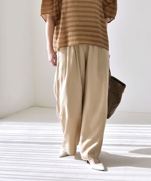 quaranciel(カランシエル)の「quaranciel:〈洗濯機可能〉タック ワイド イージー パンツ(その他パンツ・レディース・ベージュ/ブルー・40/38)」の10枚目の写真