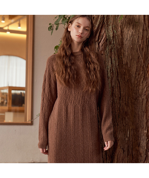 VASCARA(バスカラ)の「DIA Cable Long Knit One-piece (3colors)(ワンピース・レディース・ブラック/ブラウン/ライトベージュ・FREE)」の2枚目の写真