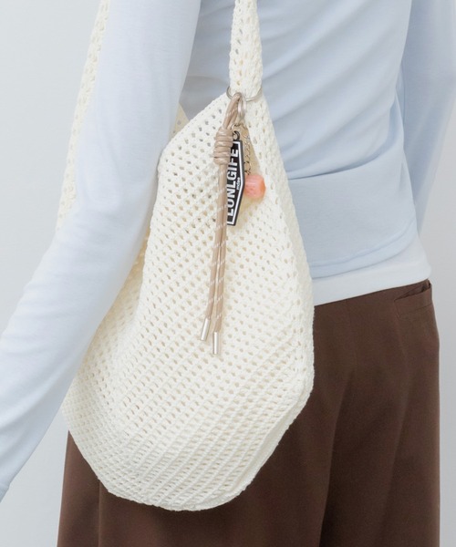 HEILIS(ヘイリス)の「チャーム付きニットメッシュトートバッグ / ニット 編み メッシュ チャーム付き キーホルダー レッド 赤 ブルー アイボリー サブバッグ 夏バッグ 春 肩掛け トート(トートバッグ・レディース・アイボリー/ライトブルー/レッド・FREE)」の4枚目の写真