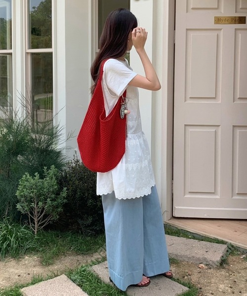 HEILIS(ヘイリス)の「チャーム付きニットメッシュトートバッグ / ニット 編み メッシュ チャーム付き キーホルダー レッド 赤 ブルー アイボリー サブバッグ 夏バッグ 春 肩掛け トート(トートバッグ・レディース・アイボリー/ライトブルー/レッド・FREE)」の7枚目の写真