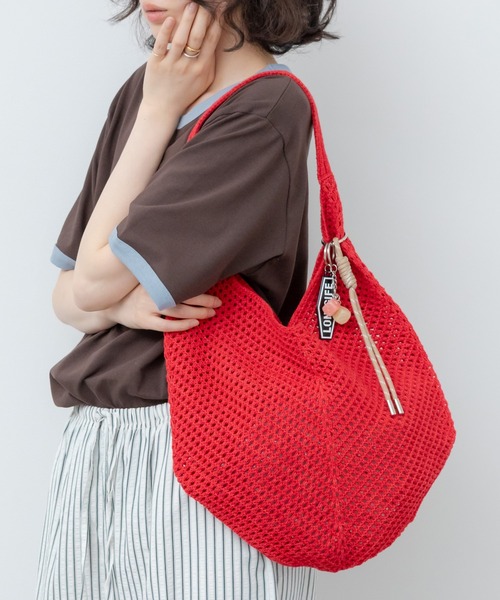 HEILIS(ヘイリス)の「チャーム付きニットメッシュトートバッグ / ニット 編み メッシュ チャーム付き キーホルダー レッド 赤 ブルー アイボリー サブバッグ 夏バッグ 春 肩掛け トート(トートバッグ・レディース・アイボリー/ライトブルー/レッド・FREE)」の8枚目の写真