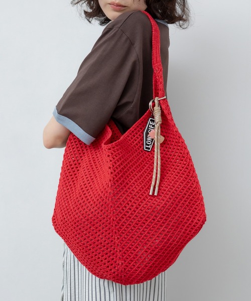 HEILIS(ヘイリス)の「チャーム付きニットメッシュトートバッグ / ニット 編み メッシュ チャーム付き キーホルダー レッド 赤 ブルー アイボリー サブバッグ 夏バッグ 春 肩掛け トート(トートバッグ・レディース・アイボリー/ライトブルー/レッド・FREE)」の9枚目の写真
