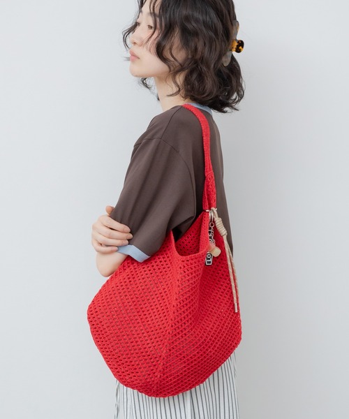 HEILIS(ヘイリス)の「チャーム付きニットメッシュトートバッグ / ニット 編み メッシュ チャーム付き キーホルダー レッド 赤 ブルー アイボリー サブバッグ 夏バッグ 春 肩掛け トート(トートバッグ・レディース・アイボリー/ライトブルー/レッド・FREE)」の10枚目の写真