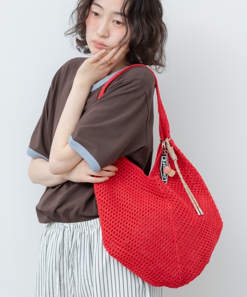 HEILIS(ヘイリス)の「チャーム付きニットメッシュトートバッグ / ニット 編み メッシュ チャーム付き キーホルダー レッド 赤 ブルー アイボリー サブバッグ 夏バッグ 春 肩掛け トート(トートバッグ・レディース・アイボリー/ライトブルー/レッド・FREE)」の11枚目の写真